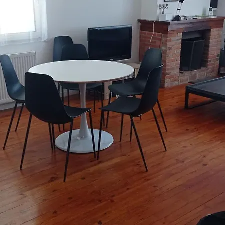 Appt Independant 4 5 Ou 6 Personnes Piscine Direct Gare Ou Aeroport Jardin Piscine Apartmán