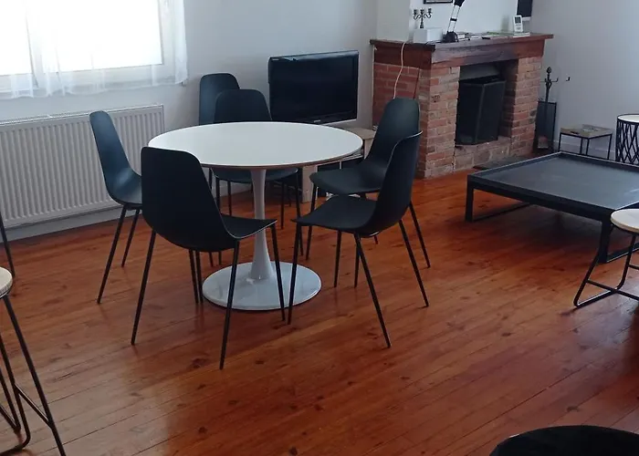 Appt Independant 4 5 Ou 6 Personnes Piscine Direct Gare Ou Aeroport Jardin Piscine Apartment